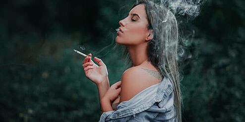 Cónxuxe que fuma nun soño - ao seu consello útil
