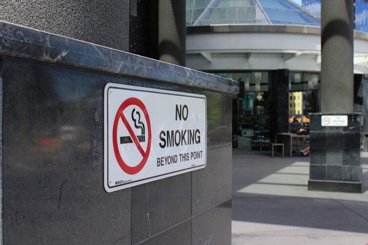 a prohibición de fumar en lugares públicos fomenta o abandono do tabaquismo